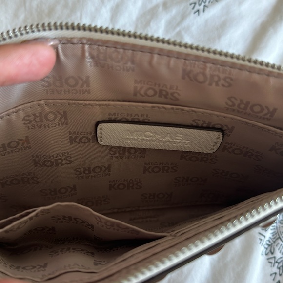 Michael Kors white clutch - Picture 2 of 8